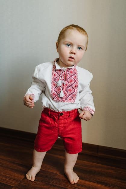 roemeense klederdracht|File : Portret van een jong kind in Roemeense klederdracht, RP